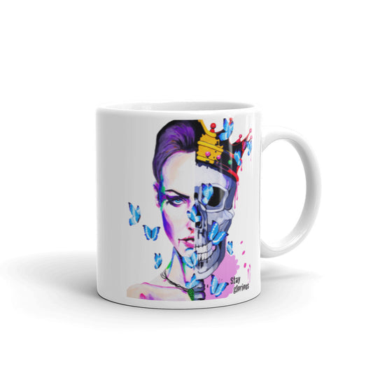 Weiße, glänzende Tasse Frau